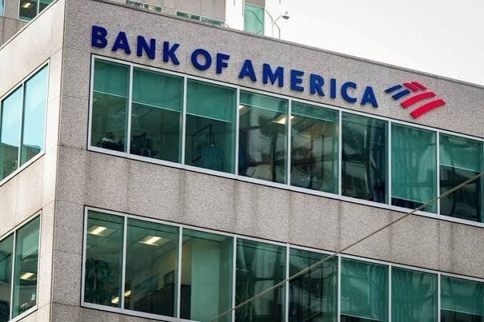 Fachada de um prédio de vidro e granito com o letreiro azul Bank of America e o logotipo em vermelho e azul