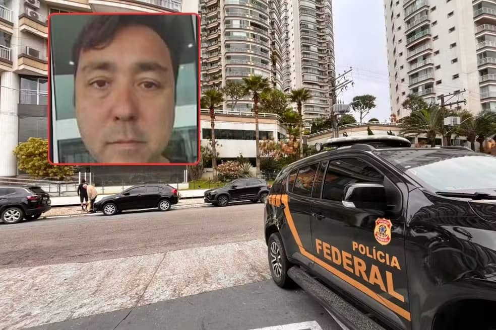 Viatura da Polícia Federal estacionada em uma rua com prédios altos ao fundo, com a foto de um homem em destaque no canto da imagem