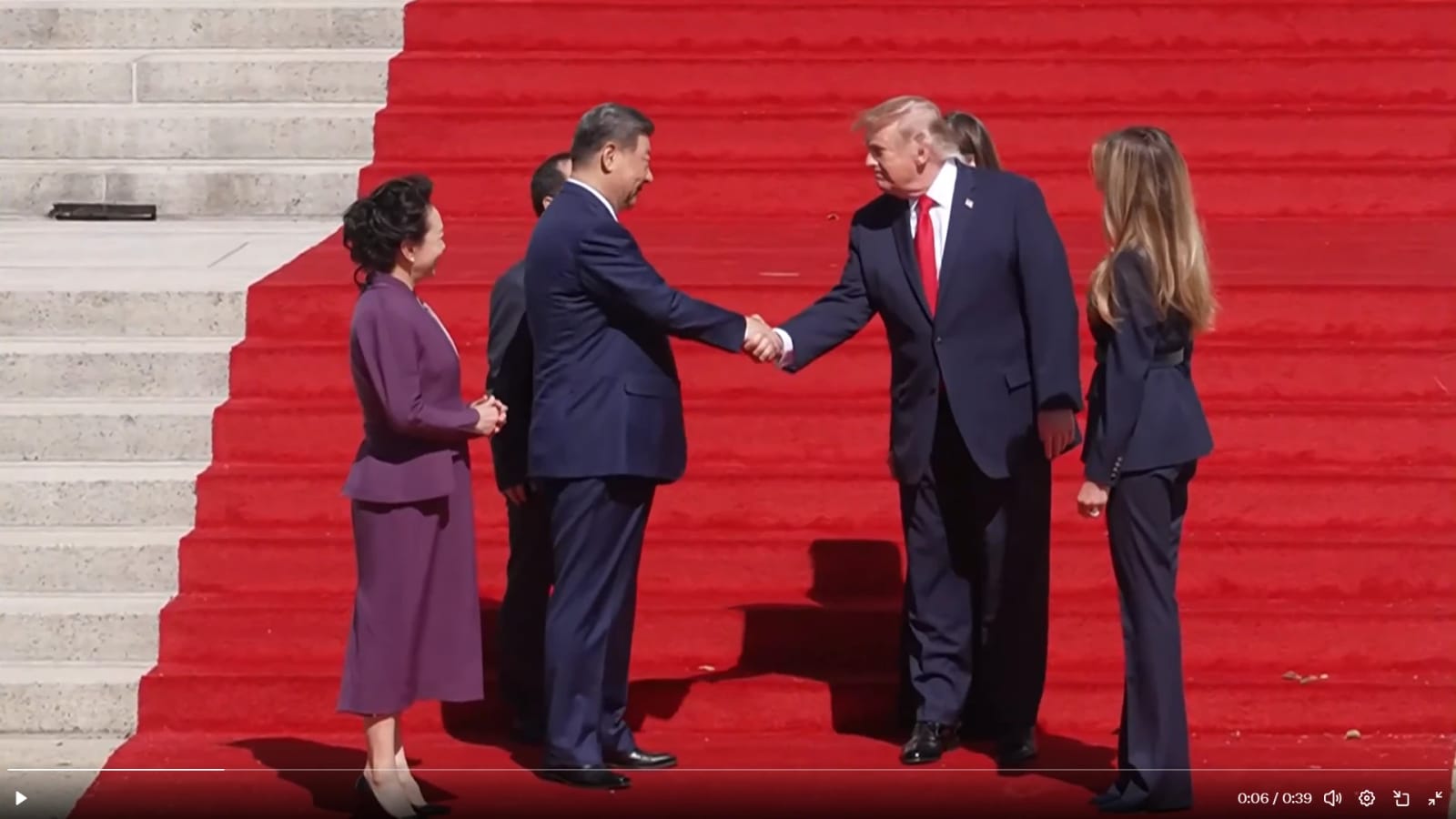 Donald Trump e Xi Jinping se cumprimentando em tapete vermelho durante cerimônia oficial